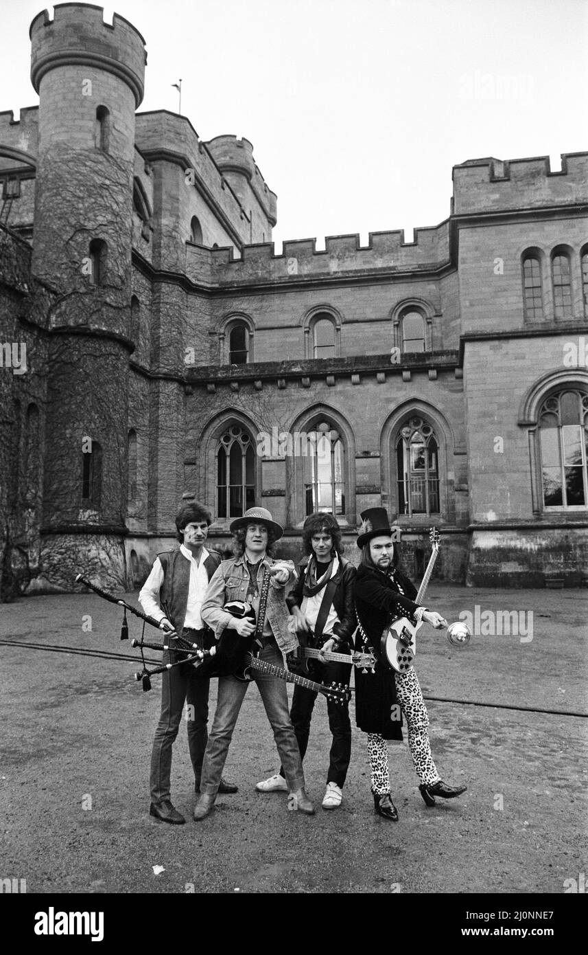 Slade (Don Powell, Noddy Holder, Jim Lea e Dave Hill) ha girato un nuovo video al castello di Eastnor, vicino a Ledbury. 26th gennaio 1984. Foto Stock