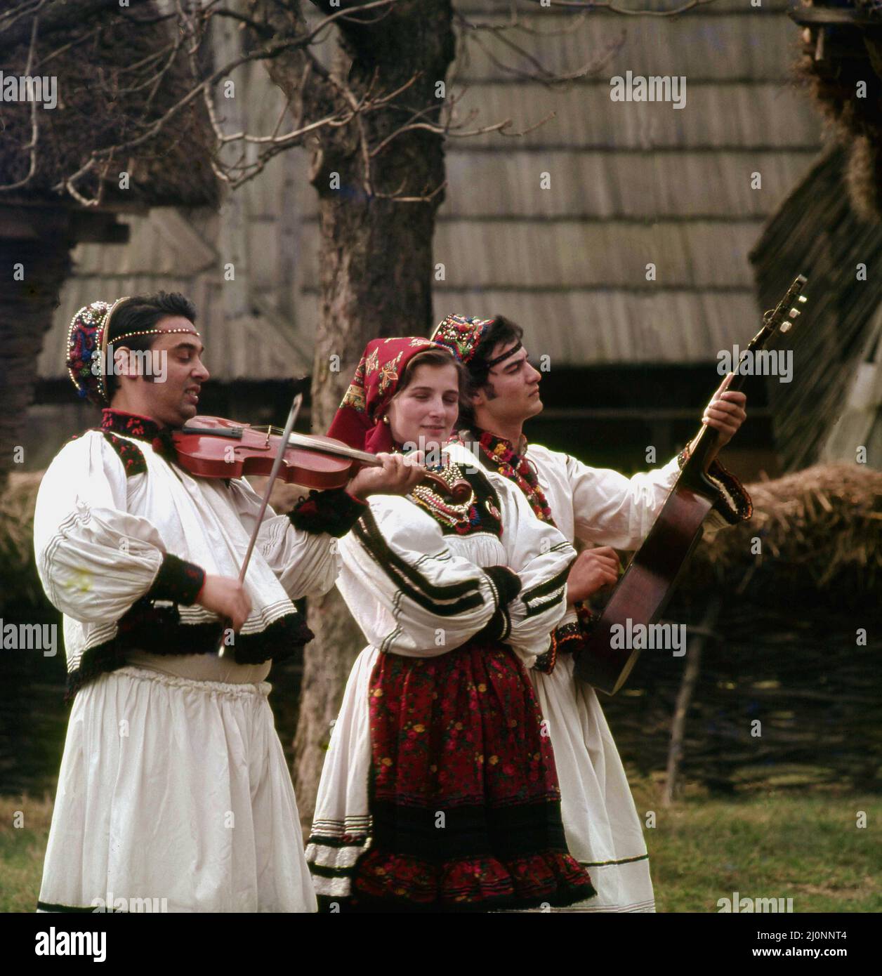 Artisti e fratelli rumeni di musica folk conosciuti come 'Frații Petreuș', circa 1978 Foto Stock