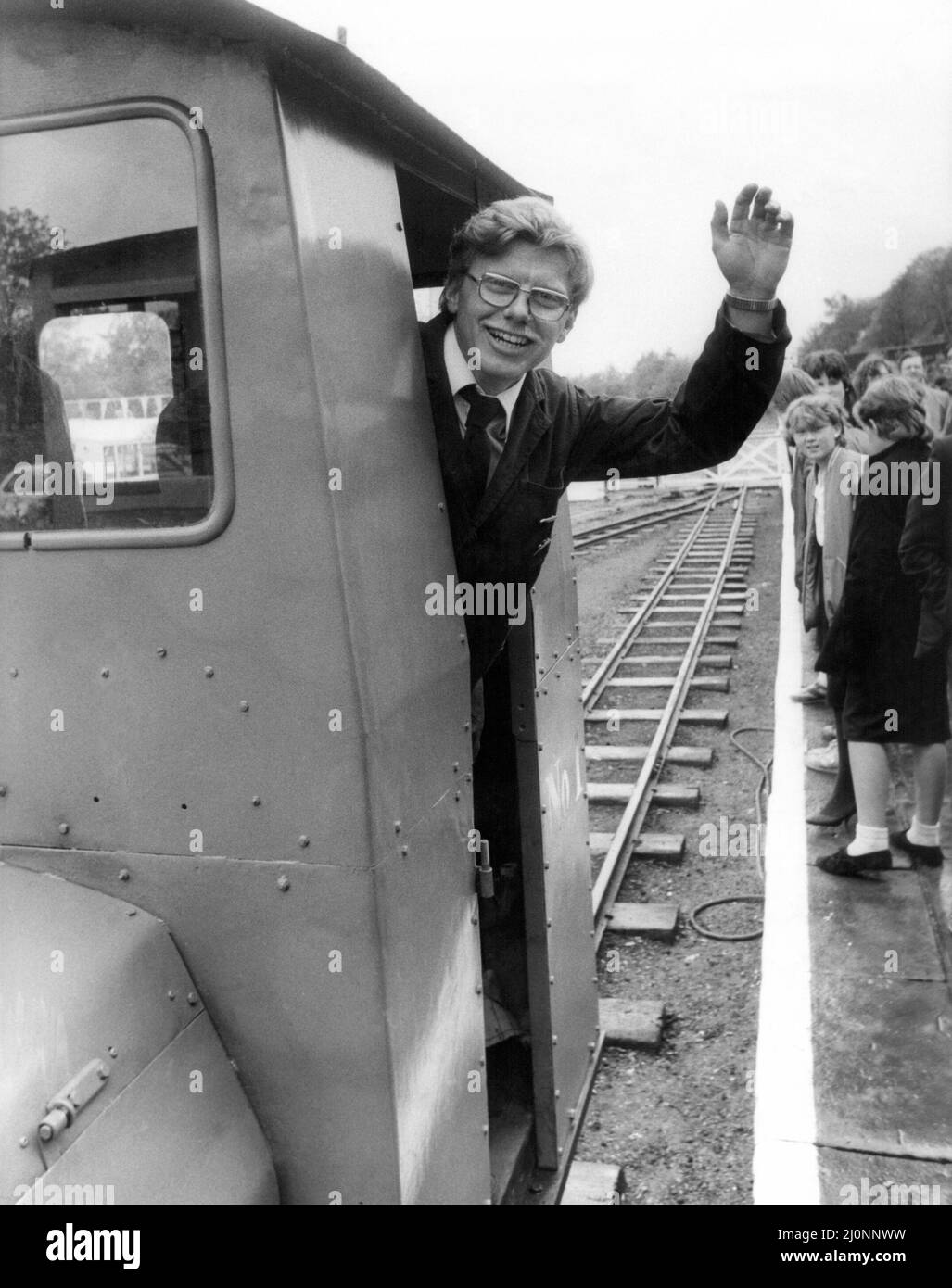 Autista John Bainbridge all'apertura della ferrovia panoramica a scartamento ridotto South Tynedale il 25th maggio 1984, che percorre la South Tyne Valley fino a raggiungere la fermata di gilderdale e tornare indietro. Foto Stock