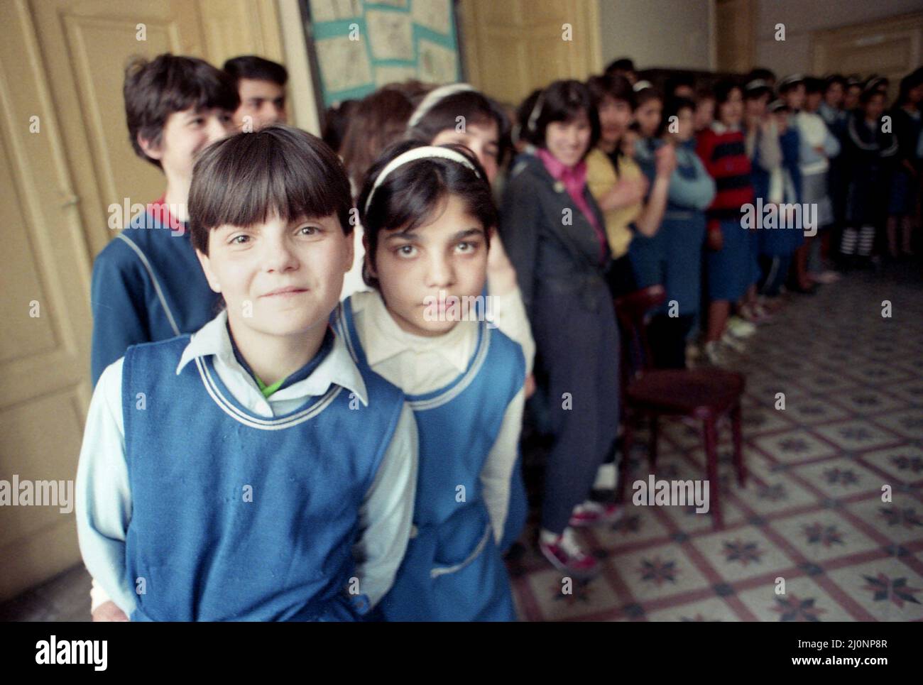 Bambini in orfanotrofio a Bucarest, Romania, nel 1990, poco dopo la caduta del comunismo Foto Stock