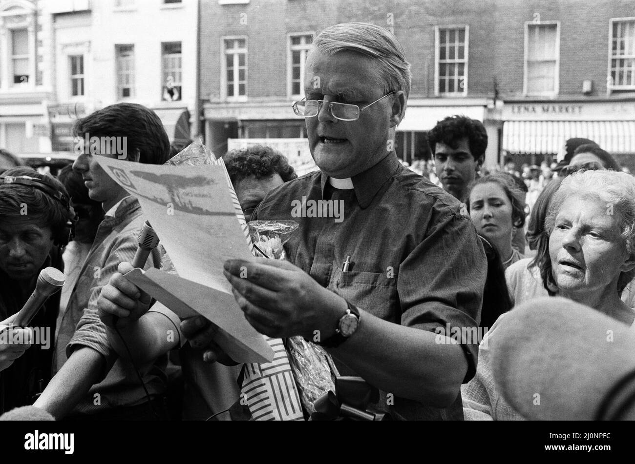 Dimostrazione CND ad Hyde Park. Monsignor Bruce Kent è raffigurato con fiori che il gruppo CND avrebbe presentato all'Ambasciata russa insieme ad una lettera formale contro le armi nucleari. 16th luglio 1983. Foto Stock