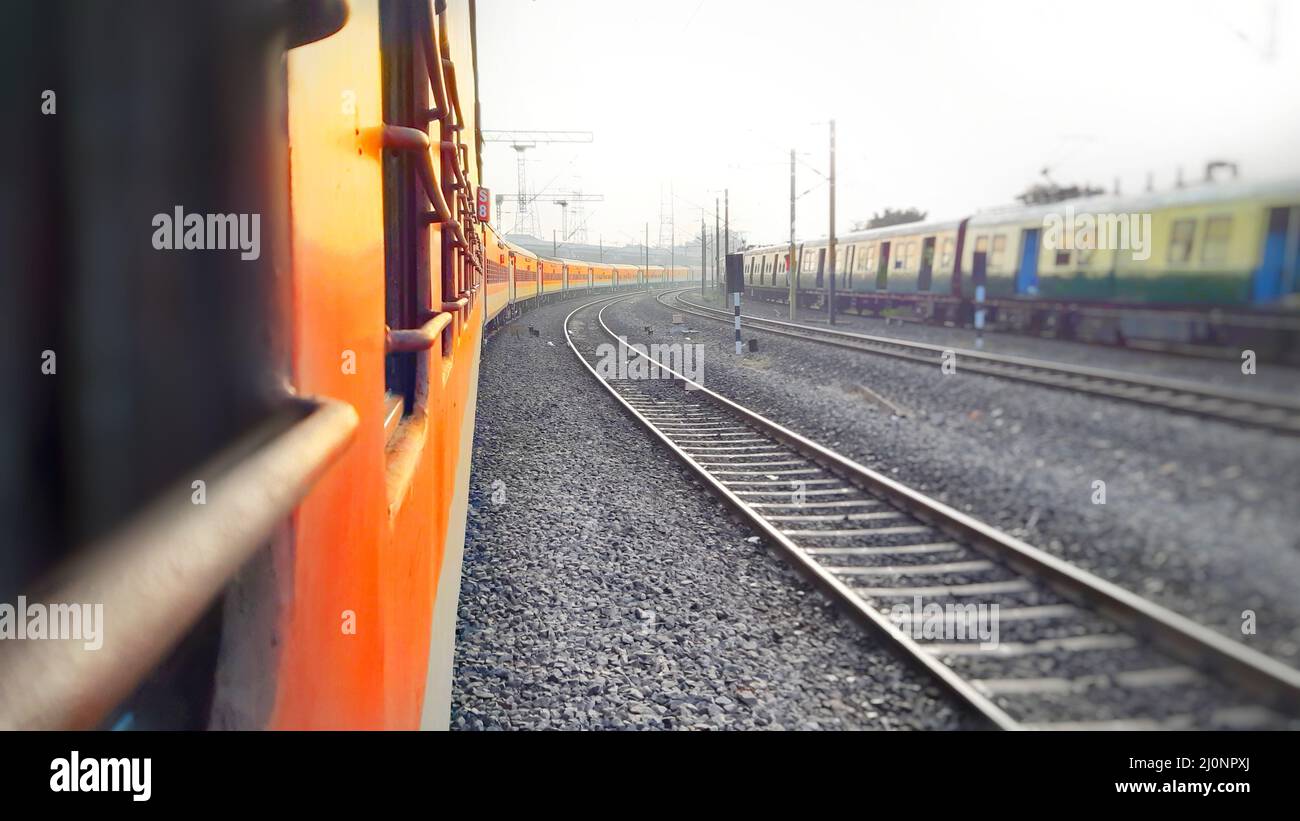 Bella immagine del mattino .Two treno indiano con ferrovia. Perfetto per mostrare il sistema ferroviario indiano. Splendida vista sul treno. Due treni. Treno indiano. India . Foto Stock