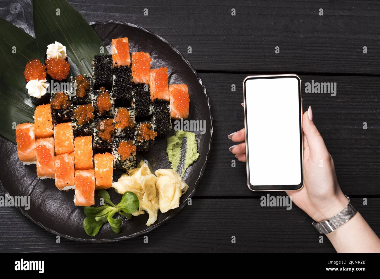 Piatti di sushi al ristorante asiatico. Alta qualità e risoluzione bellissimo concetto di foto Foto Stock