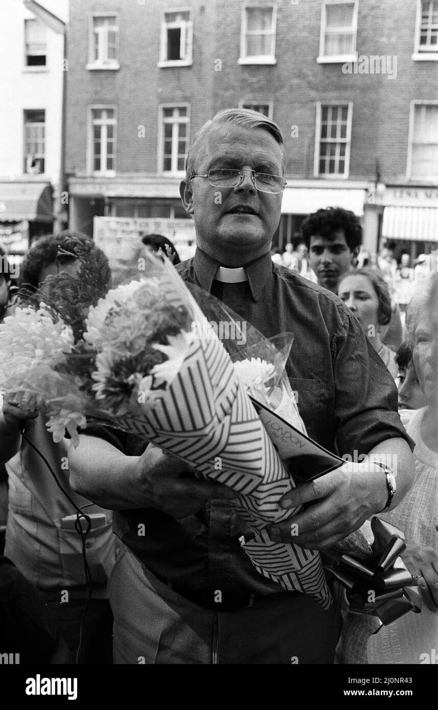 Dimostrazione CND ad Hyde Park. Monsignor Bruce Kent è raffigurato con fiori che il gruppo CND avrebbe presentato all'Ambasciata russa insieme ad una lettera formale contro le armi nucleari. 16th luglio 1983. Foto Stock