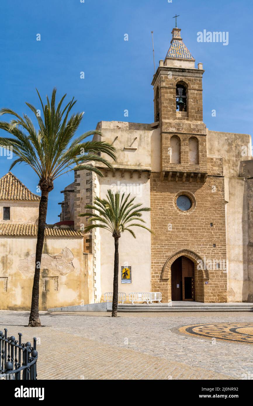 Rota, Spagna - 12 marzo 2022: Vista della storica chiesa parrocchiale nel centro storico di Rota Foto Stock