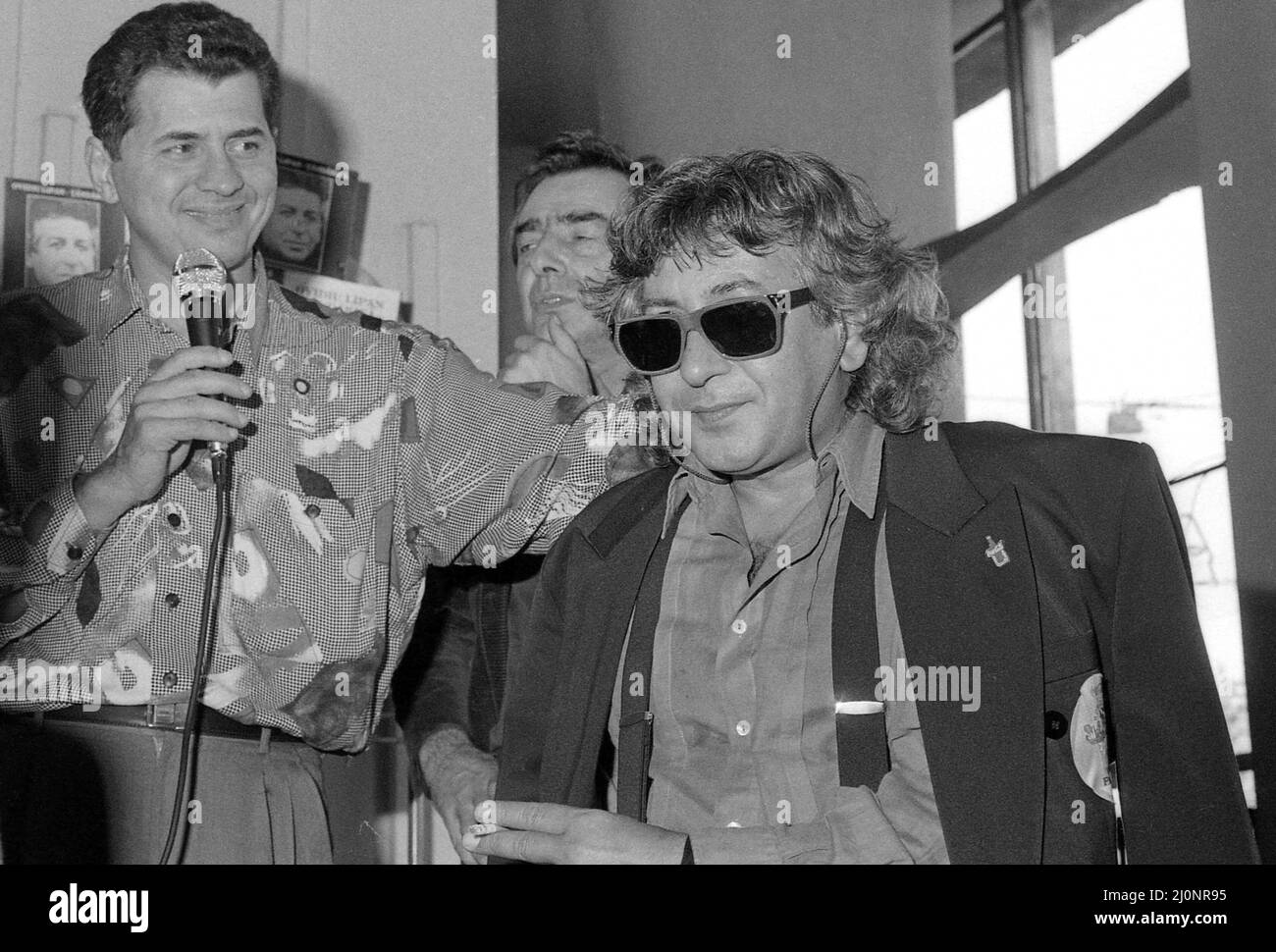 Musicista rumeno Ovidiu Lipan-Tandarica e presentatore televisivo Octavian Ursulescu (sinistra), 1990 Foto Stock