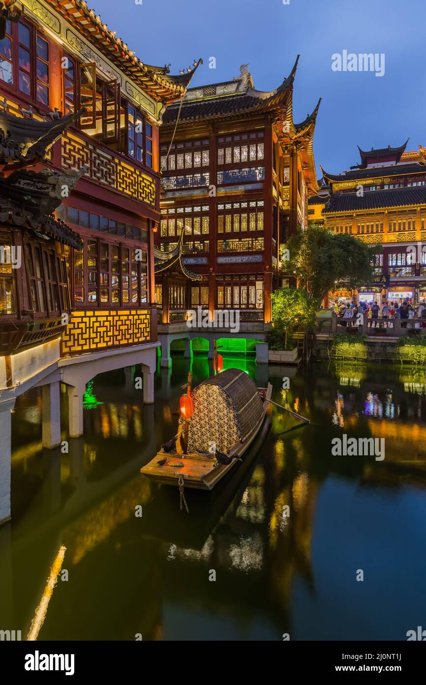 Shanghai, Cina - 22 maggio 2018: Vecchia strada vicino al giardino Yuyuan (Giardino della felicità) nel centro di Shanghai Foto Stock