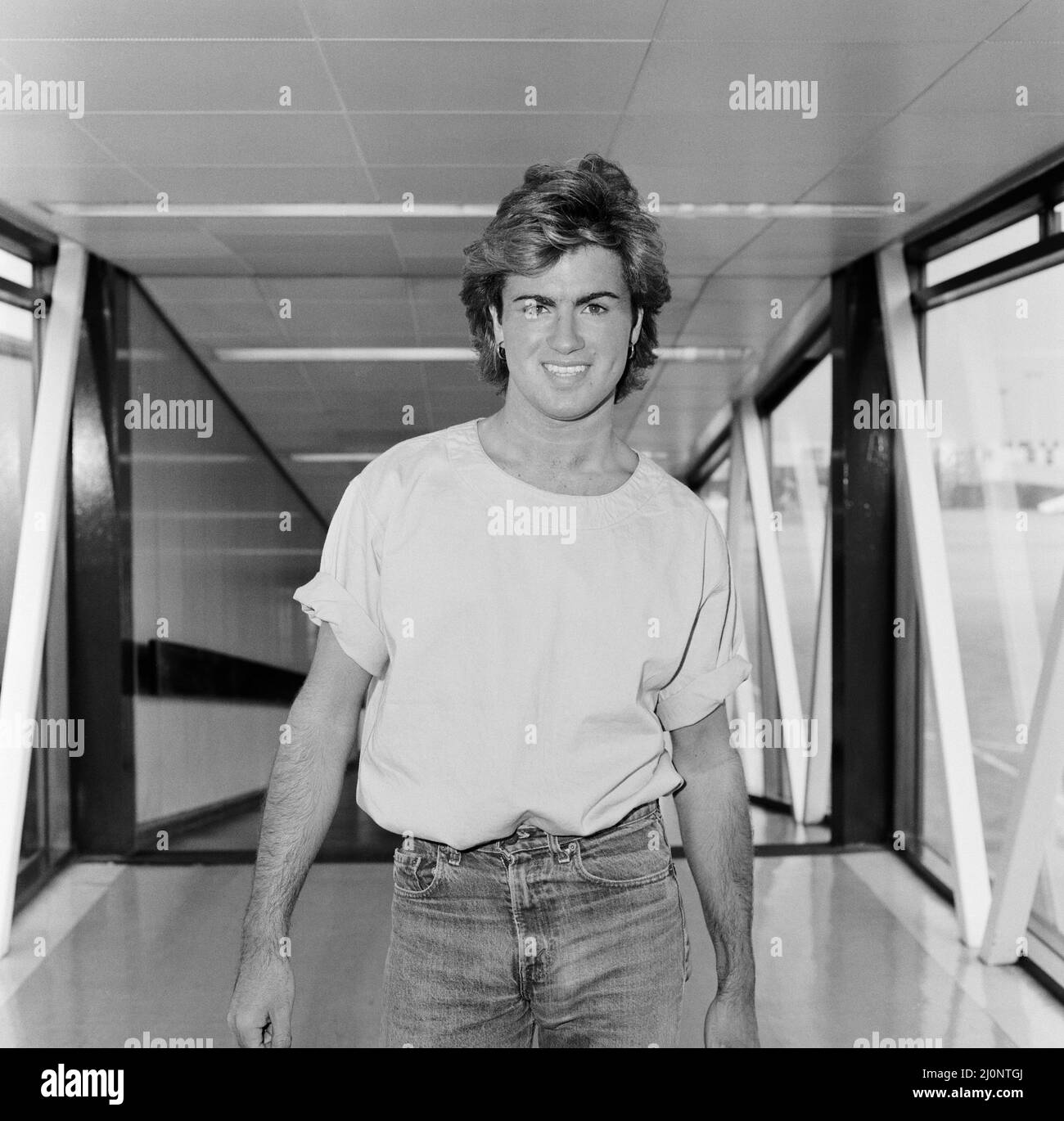George Michael, cantante di Wham ! Arriva oggi all'aeroporto di Heathrow da Parigi. Il vero nome di George Michael è Georgios Kyriacos Panayiotou Foto scattata il 22nd agosto 1984 Foto Stock