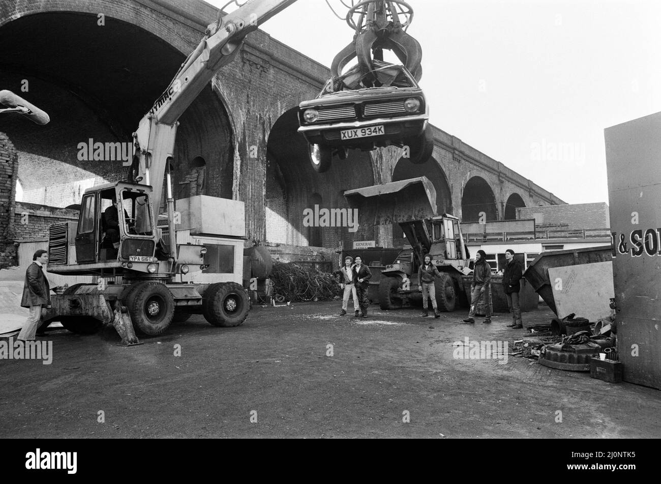 UB40 filmare un video film in un deposito. Il video film presenterà brani del loro album 'Labor of Love'.21st Gennaio 1983. Foto Stock