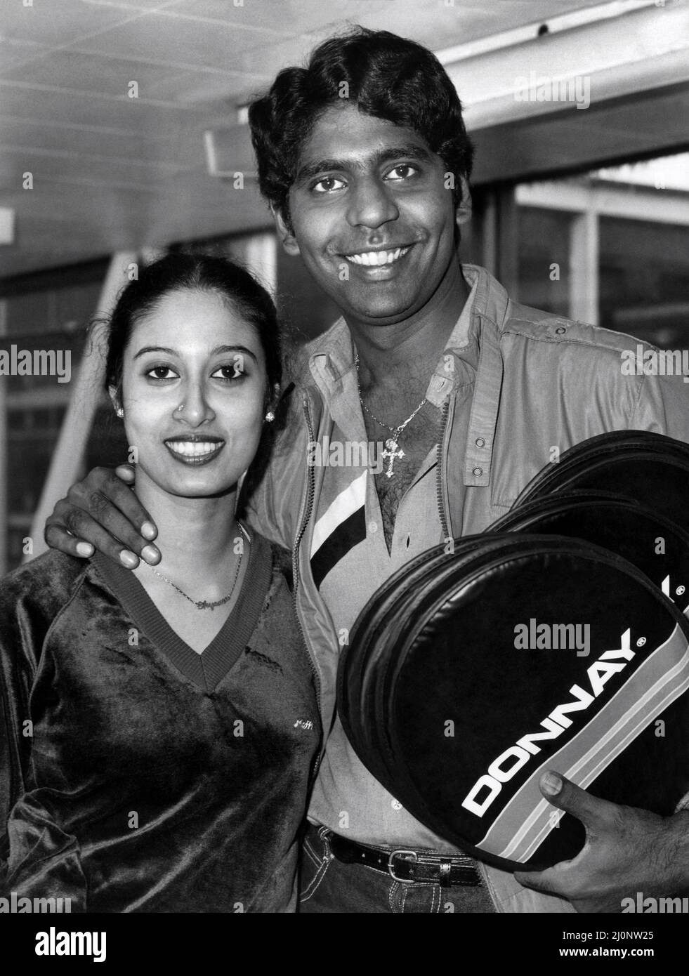 Milionario Indian Tennis star Vijay Amritraj, lasciando l'aeroporto di Heathrow oggi (Tues) con la sua sposa Shyamula di 21 anni, indossando jeans e con una borchia di diamante nel suo naso. Ora sono in viaggio verso New York. Shyamula è il prodotto di un matrimonio organizzato recentemente in India Foto Stock