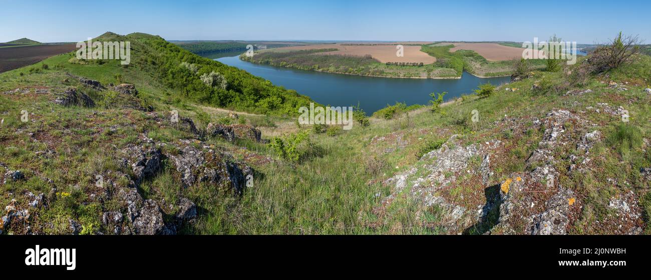 Splendida vista primaverile sul Dnister River Canyon con rocce pittoresche, campi, fiori. Questo luogo chiamato Shyshkovi Gorby, Nahoriany, Chernivtsi regi Foto Stock