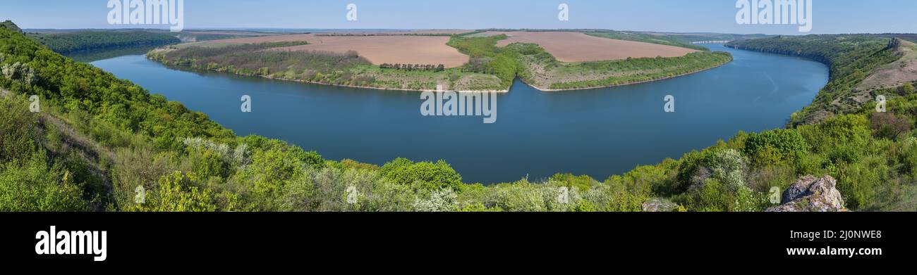 Splendida vista primaverile sul Dnister River Canyon con rocce pittoresche, campi, fiori. Questo luogo chiamato Shyshkovi Gorby, Nahoriany, Chernivtsi regi Foto Stock