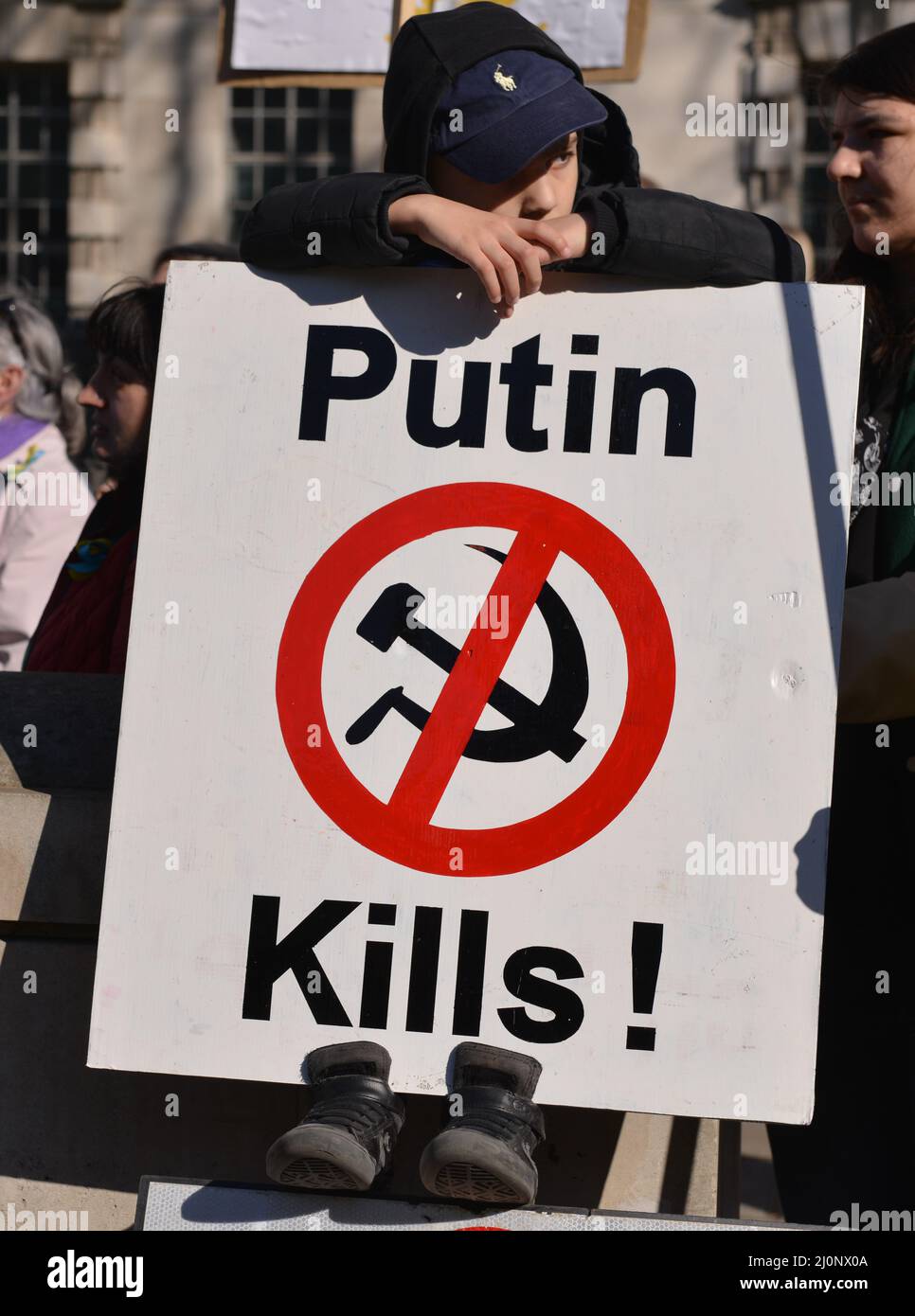 I manifestanti ucraini hanno dimostrato di fronte Downing Street contro l'invasione russa del loro paese. Foto Stock