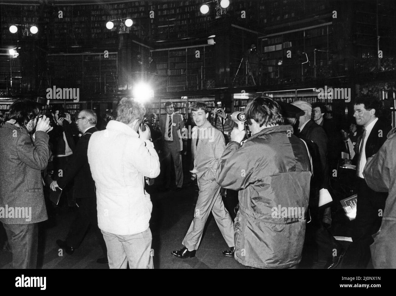 Paul McCartney, a Liverpool, il giorno in cui riceve il titolo di libertà onoraria della città di Liverpool.Paul è raffigurato nella Picton Library, seguendo il consigliere Hugh Dalton prima della cerimonia di presentazione. Foto scattata il 28th novembre 1984. Foto Stock