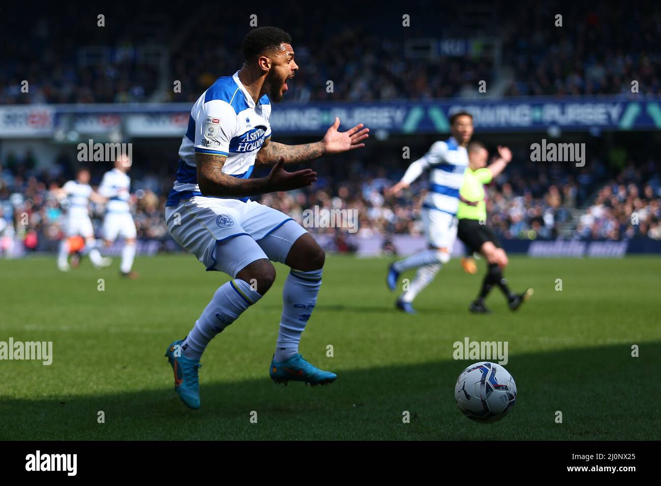 LONDRA, REGNO UNITO. MAR 20th Andre Gray of Queens Park Rangers reagisce dopo che l'arbitro David Webb premia Peterborough un calcio di calcio libero durante la partita del campionato Sky Bet tra i regine Park Rangers e Peterborough al Kiyan Prince Foundation Stadium., Londra domenica 20th marzo 2022. (Credit: Kieran Riley | MI News) Credit: MI News & Sport /Alamy Live News Foto Stock