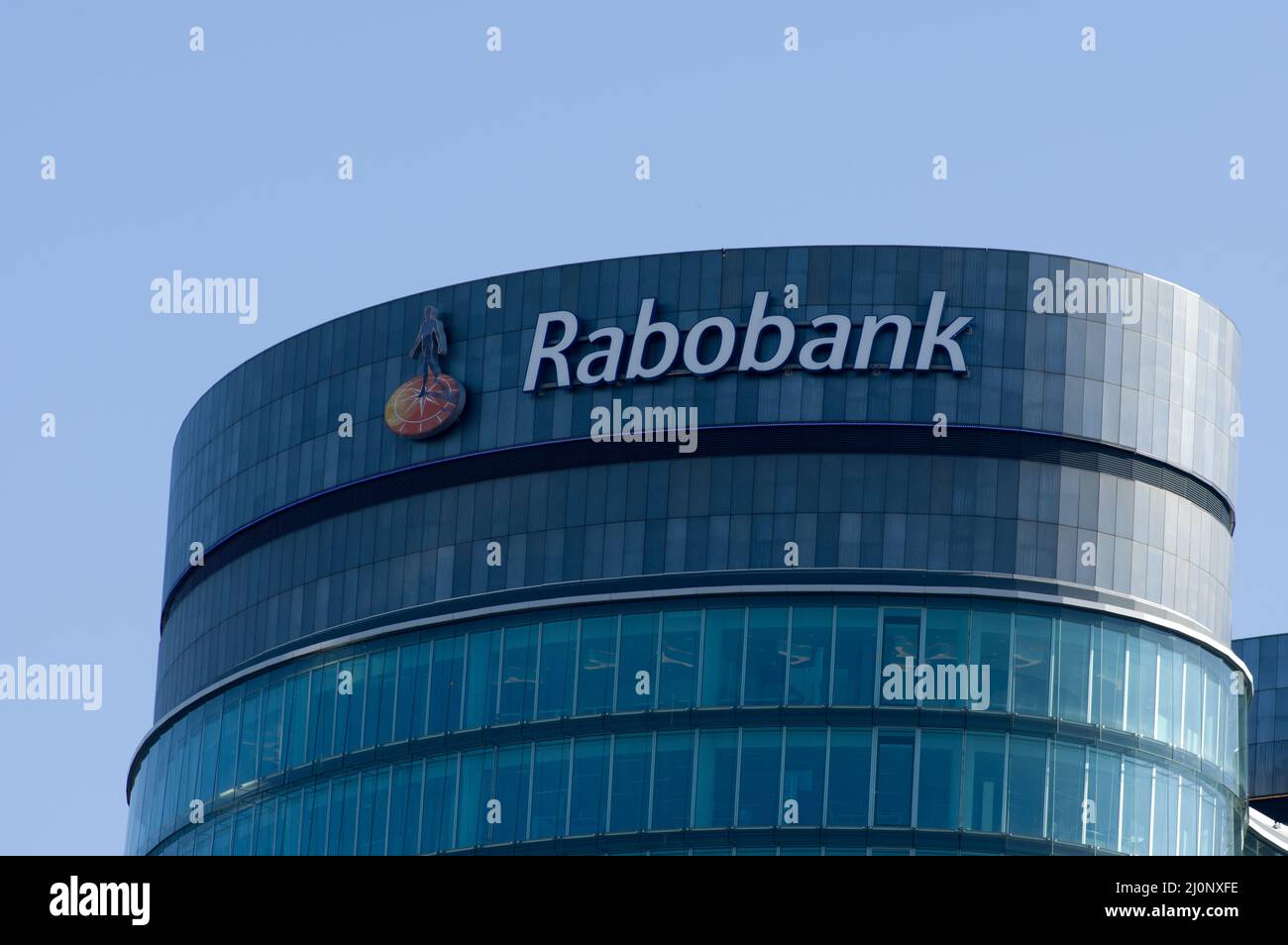 Utrecht, Paesi Bassi - 3 marzo 2022: Cima della moderna torre per uffici del Rabobank con logo Foto Stock