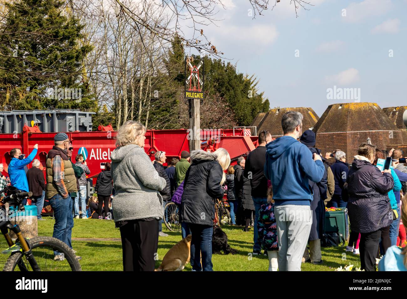 Polegate, East Sussex, Regno Unito. 20th Mar 2022. Ritardi significativi del traffico causati attraverso il Sussex come un carico anormale rende il suo viaggio da Shoreham al sito National Grid a Ninfield. Il carico di 70 metri ha affrontato problemi durante il suo viaggio che si prevedeva di concludere il Sabato a seguito di problemi meccanici con il trasportatore che ha causato il viaggio di estendere a Domenica mattina credito: Newspics UK South/Alamy Live News Foto Stock