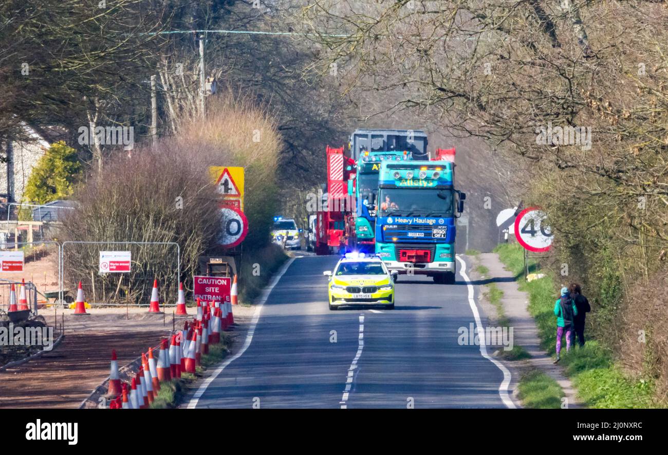 Polegate, East Sussex, Regno Unito. 20th Mar 2022. Ritardi significativi del traffico causati attraverso il Sussex come un carico anormale rende il suo viaggio da Shoreham al sito National Grid a Ninfield. Il carico di 70 metri ha affrontato problemi durante il suo viaggio che si prevedeva di concludere il Sabato a seguito di problemi meccanici con il trasportatore che ha causato il viaggio di estendere a Domenica mattina credito: Newspics UK South/Alamy Live News Foto Stock