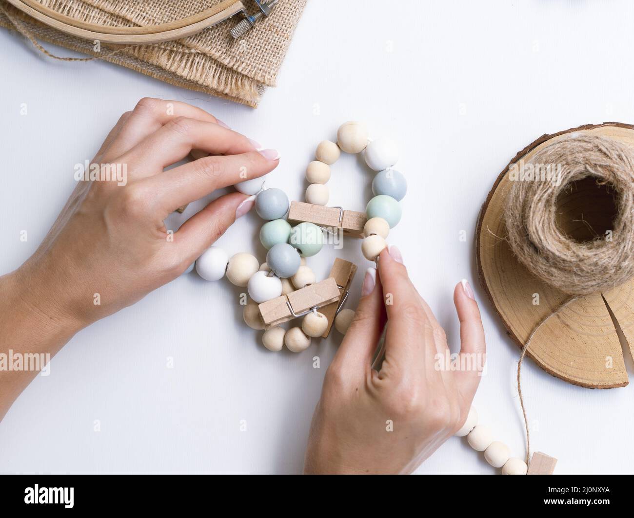 Donna che fa decorazioni con perline di legno. Alta qualità e risoluzione bellissimo concetto di foto Foto Stock