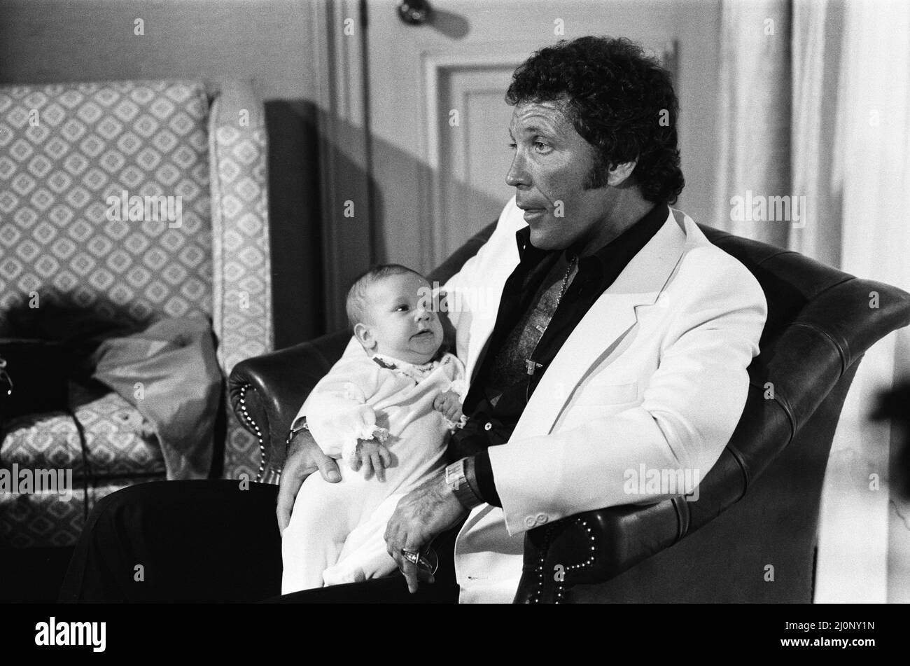 Tom Jones con il nipote Alexander, di undici mesi, nel loro hotel di Londra. 3rd settembre 1983. Foto Stock
