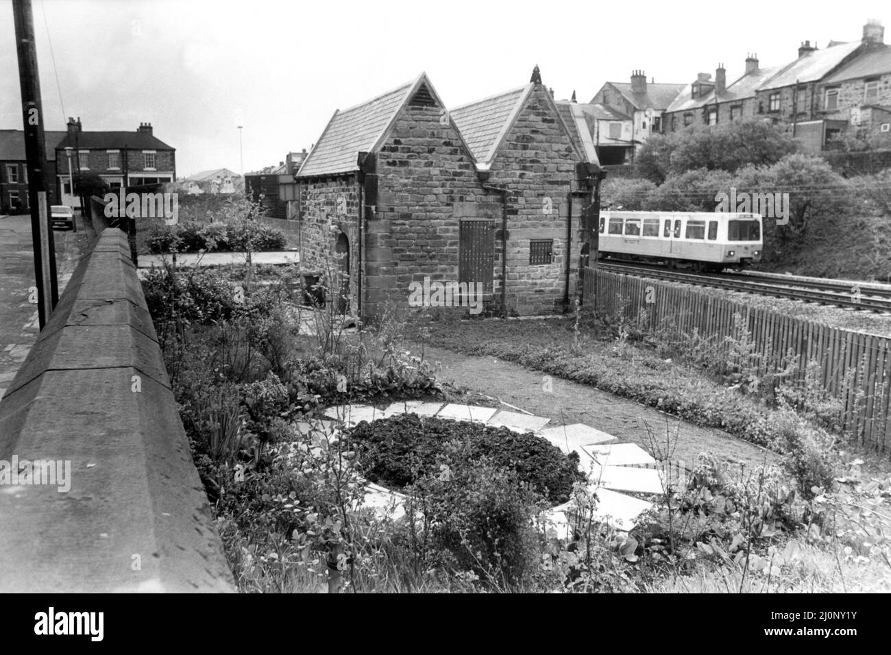 L'ex stazione di Brandling a Felling un anno dopo è stata trasformata in quello che ora è diventato il Brandling Urban Study Centre il 10th maggio 1983. Nessun treno ferma qui ora, ma il nuovo sistema della metropolitana utilizza i vecchi binari Foto Stock