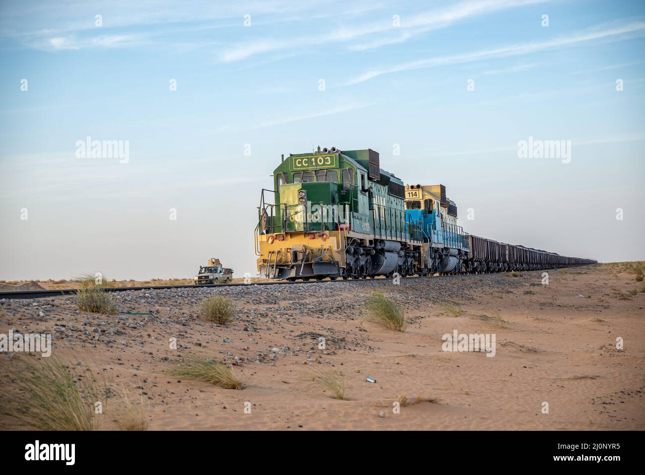 Locomotiva del treno più lungo del mondo che attraversa il deserto, Mauritania Foto Stock