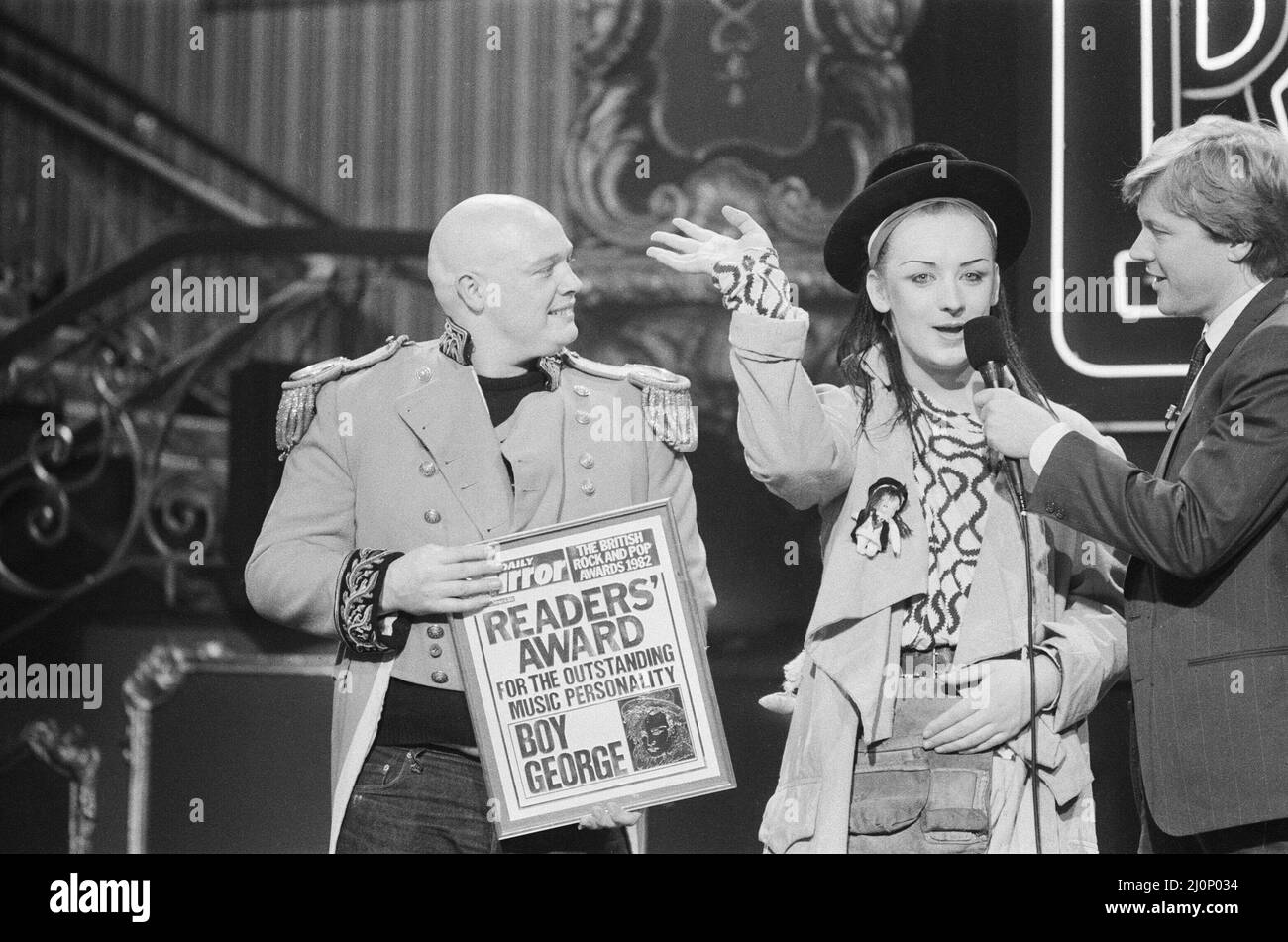 Boy George, del gruppo pop Culture Club, riceve il Daily Mirror Readers Award, da DJ Kid Jensen, l'evento è il British Rock and Pop Awards tenuto presso il Lyceum Ballroom di Londra, Picture taken 8th febbraio 1983 Foto Stock