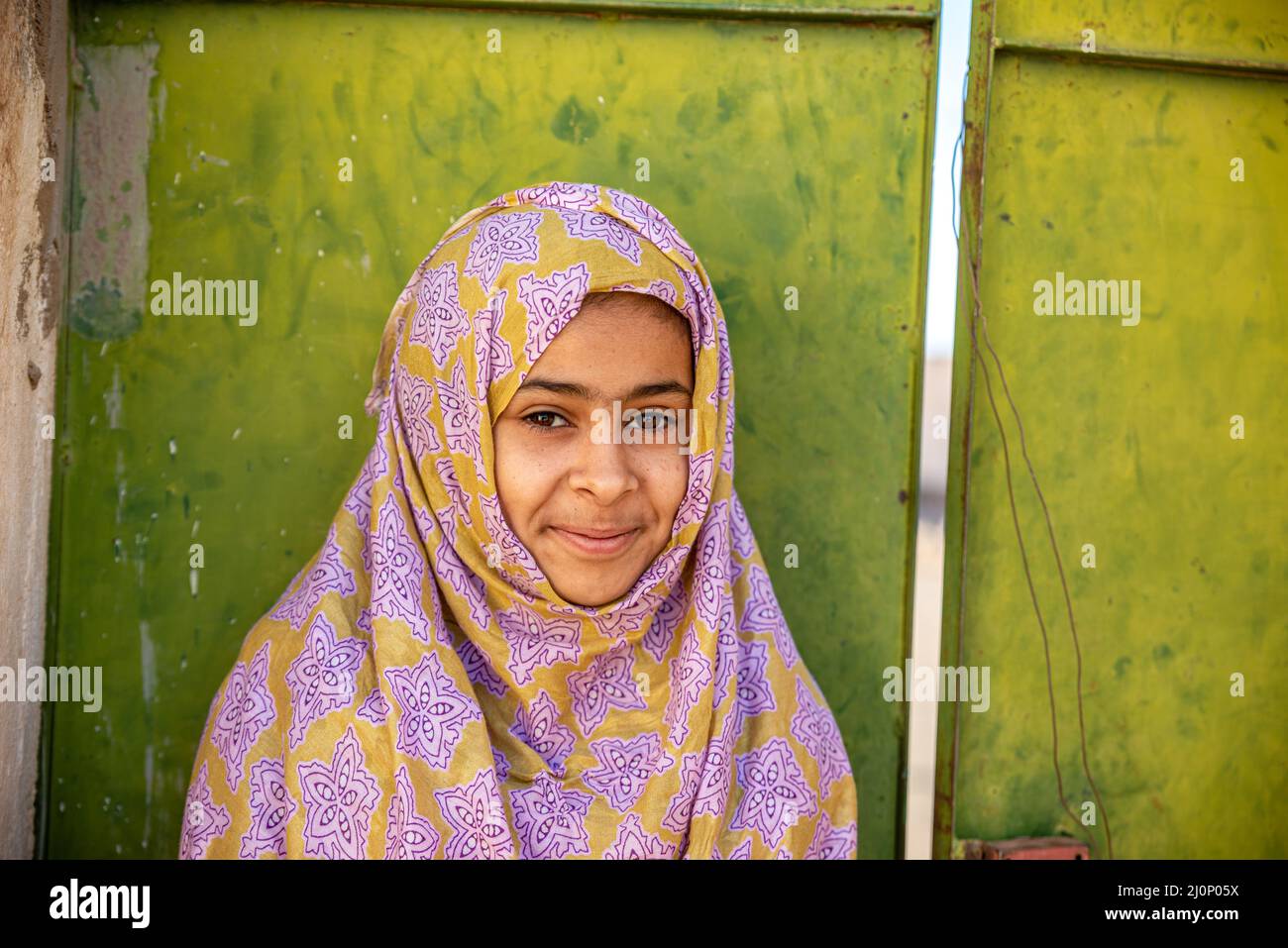 Ritratto di una ragazza mauritana con velo colorato, Zouerat, Mauritania Foto Stock