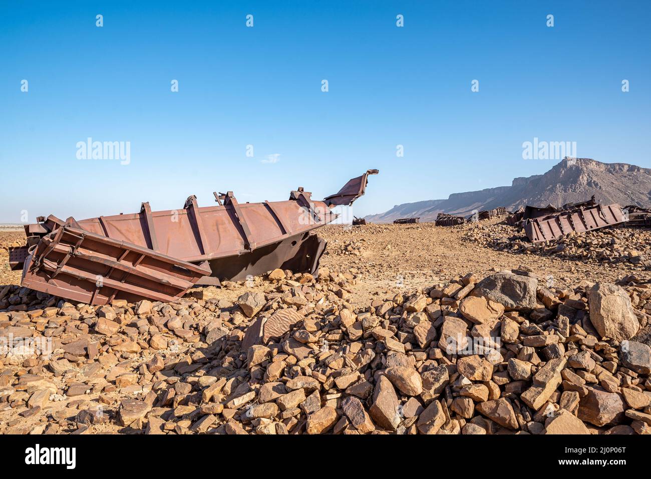 Le carroelettriche danneggiate sul terreno roccioso vicino al tunnel di Choum della ferrovia mauritana, Mauritania Foto Stock