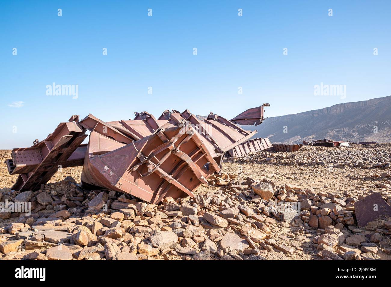 Le carroelettriche danneggiate sul terreno roccioso vicino al tunnel di Choum della ferrovia mauritana, Mauritania Foto Stock