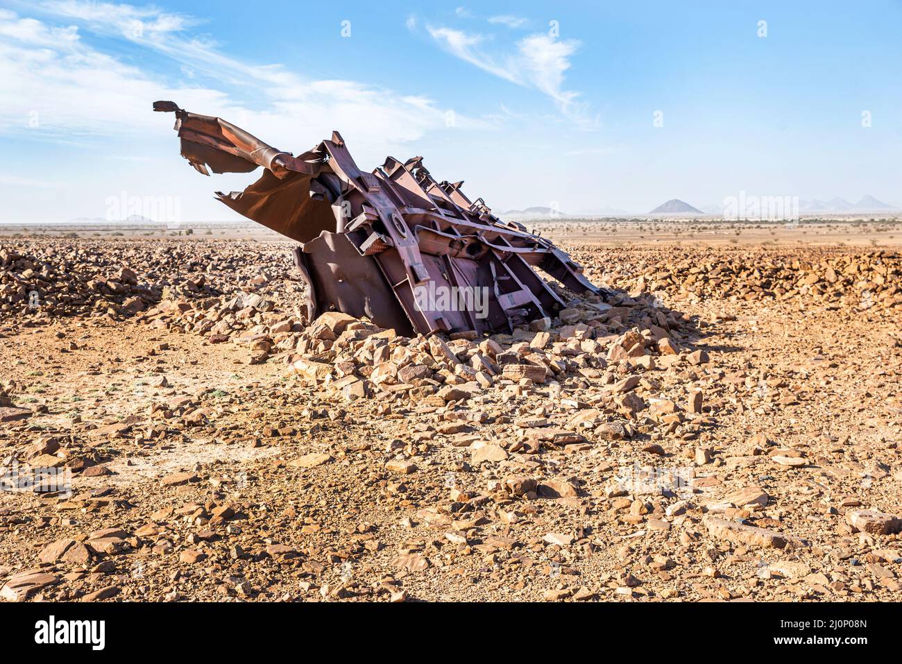 Le carroelettriche danneggiate sul terreno roccioso vicino al tunnel di Choum della ferrovia mauritana, Mauritania Foto Stock