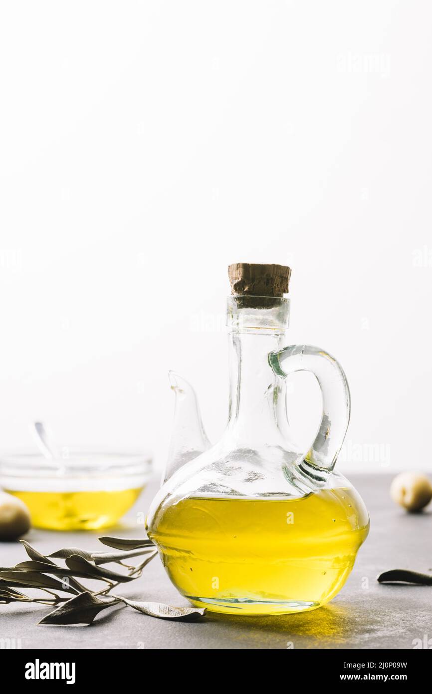 Luce a scatto verticale per bottiglia d'olio d'oliva. Alta qualità e risoluzione bellissimo concetto di foto Foto Stock
