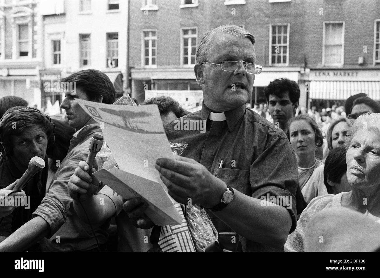 Dimostrazione CND ad Hyde Park. Monsignor Bruce Kent è raffigurato con fiori che il gruppo CND avrebbe presentato all'Ambasciata russa insieme ad una lettera formale contro le armi nucleari. 16th luglio 1983. Foto Stock