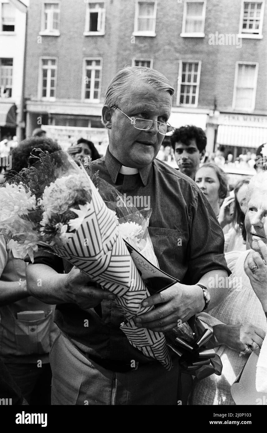 Dimostrazione CND ad Hyde Park. Monsignor Bruce Kent è raffigurato con fiori che il gruppo CND avrebbe presentato all'Ambasciata russa insieme ad una lettera formale contro le armi nucleari. 16th luglio 1983. Foto Stock