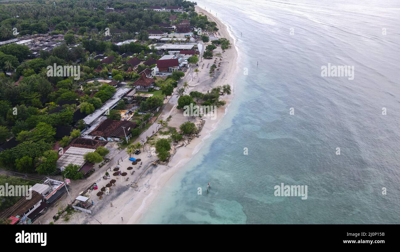 (220320) -- ISOLA DI LOMBOK, 20 marzo 2022 (Xinhua) -- Foto aerea scattata il 18 marzo 2022, mostra la spiaggia di Gili Trawangan dell'Isola di Lombok, in Indonesia. L'Isola di Lombok appartiene alla Provincia dell'Indonesia di Nusa Tenggara occidentale. Separate dall'Isola di Bali dallo stretto di Lombok ad ovest, le spiagge limpide dell'Isola di Lombok, i terreni agricoli puliti, le cascate nascoste nelle foreste pluviali tropicali e altri paesaggi unici ne fanno una destinazione turistica ideale. (Xinhua/Xu Qin) Foto Stock