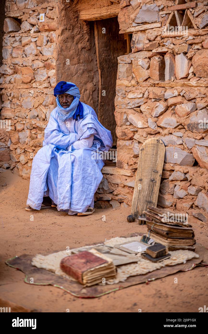 Uomo adulto mauritano con tradizionale boubou e turban, Chinguetti, Mauritania Foto Stock