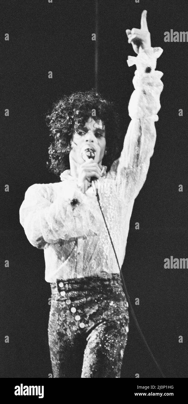 Prince si esibisce sul palco alla Joe Louis Arena, Chicago, 11th novembre 1984. Tour della pioggia viola Foto Stock