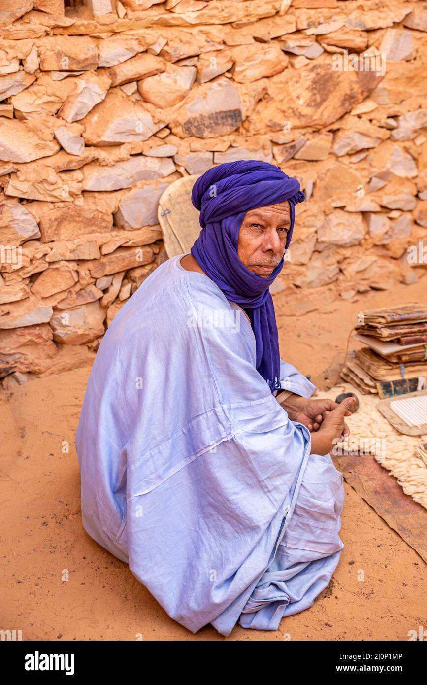 Uomo adulto mauritano con tradizionale boubou e turban, Chinguetti, Mauritania Foto Stock