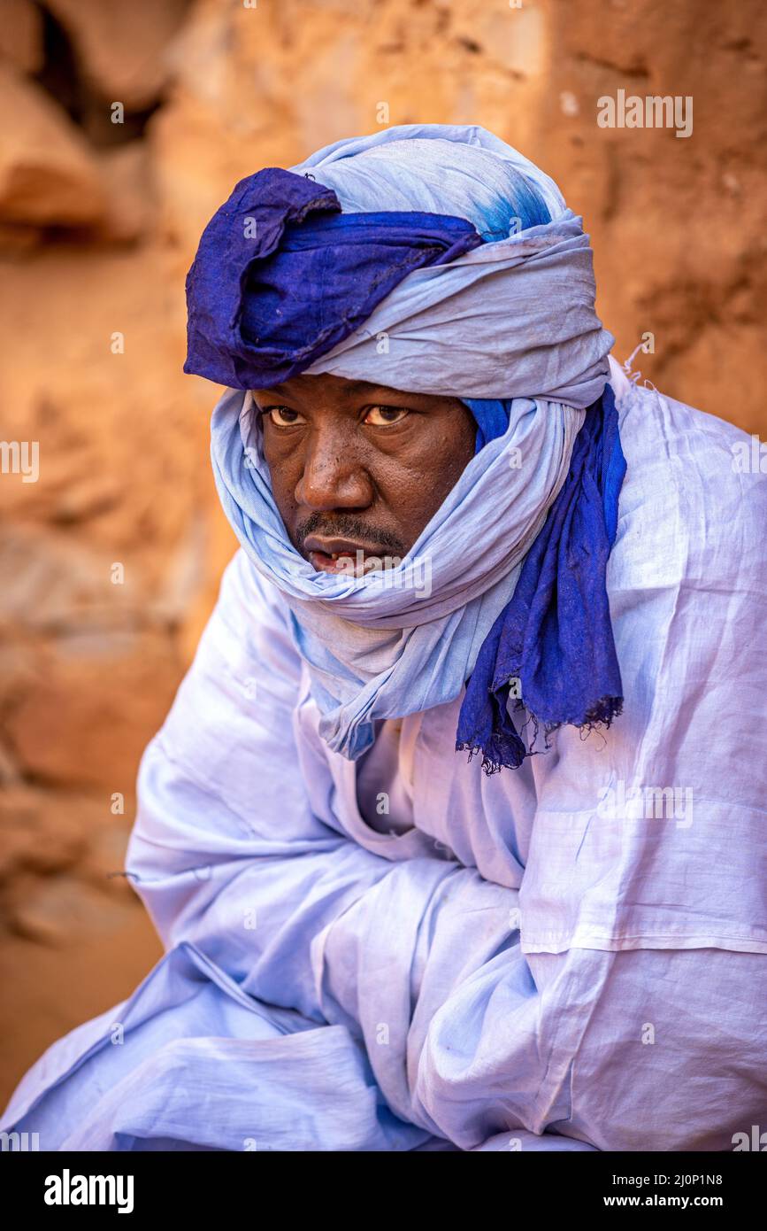 Ritratto di un uomo mauritano adulto con costume tradizionale bou e turbante, Chinguetti, Mauritania Foto Stock