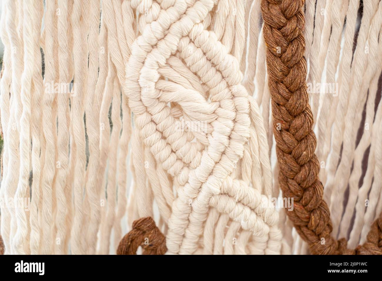 Pannello a parete in stile boho realizzato con tecnica macrama Foto Stock