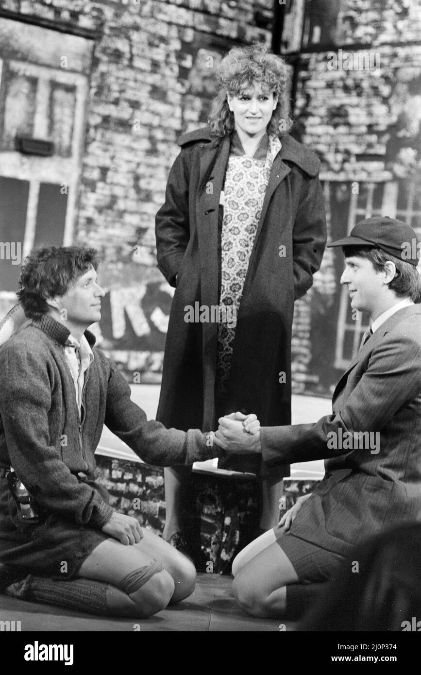 Photocall al Playhouse Theatre di Liverpool prima dell'apertura della produzione originale del nuovo musical "Blood Brothers" scritto da Willy Russell.Picture shows: Barbara Dickson, che suona la signora Johnstone in piedi dietro i due fratelli protagonisti del gioco Mickey (a sinistra) che è suonato da George Costigan ed Eddie (a destra) interpretato da Andrew Wadsworth. 6th gennaio 1983. Foto Stock