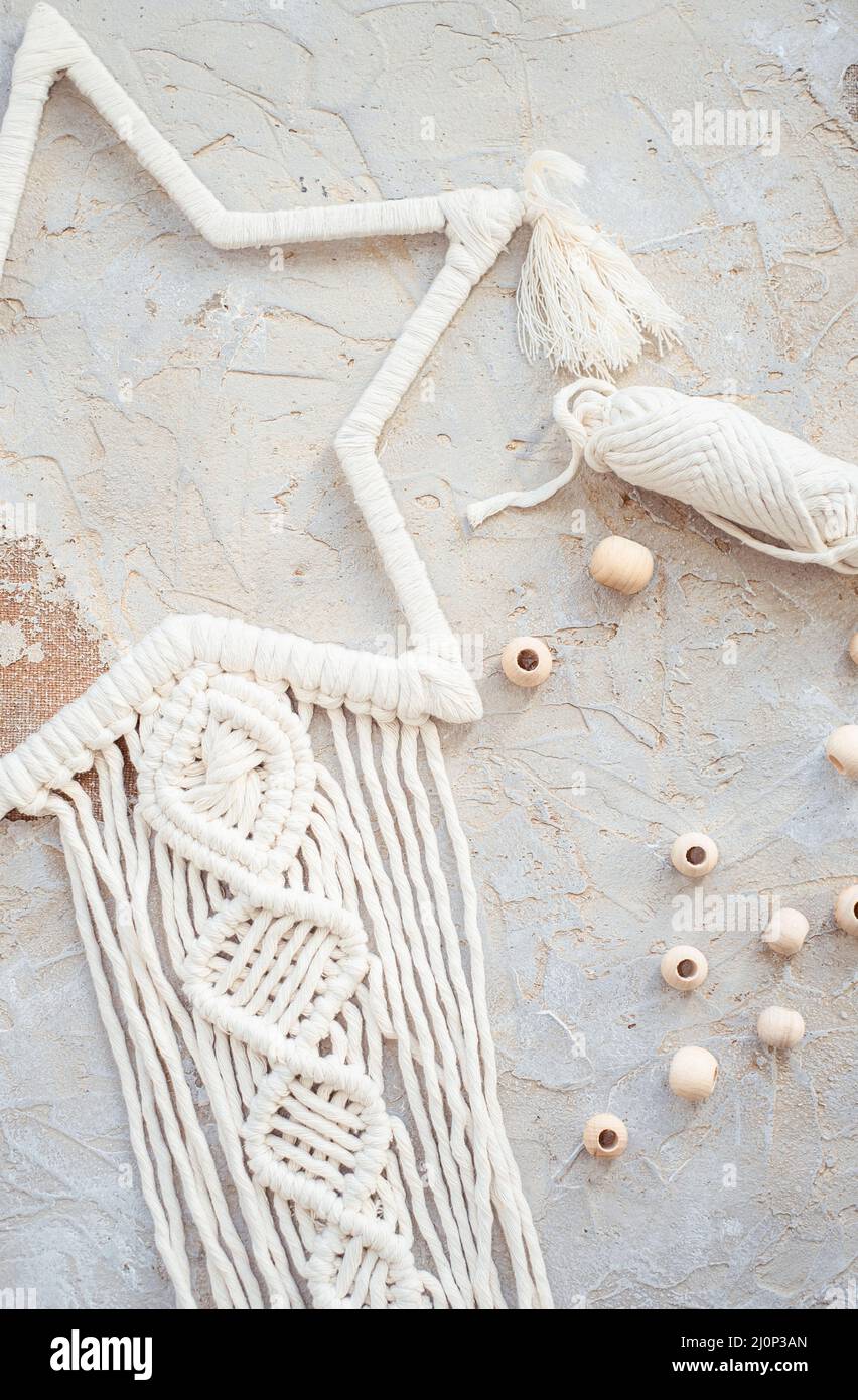 Pannello a parete in stile boho realizzato con tecnica macrama Foto Stock