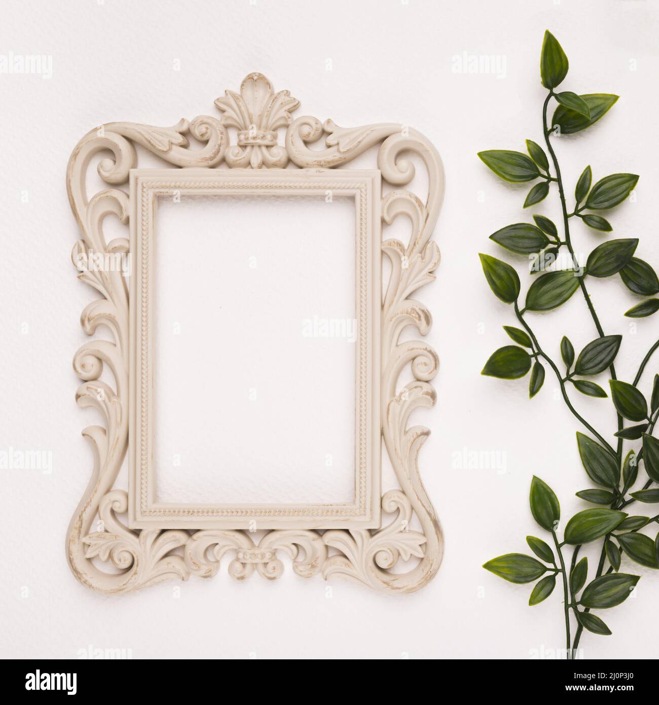 Cornice di scultura in legno vicino alle foglie artificiali sfondo bianco. Alta qualità e risoluzione bellissimo concetto di foto Foto Stock