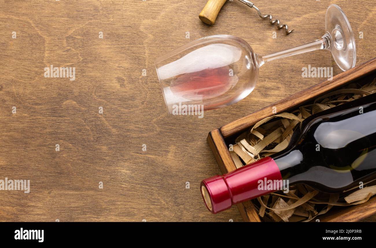 Vista dall'alto del bicchiere della bottiglia di vino con spazio per la copia. Alta qualità e risoluzione bellissimo concetto di foto Foto Stock