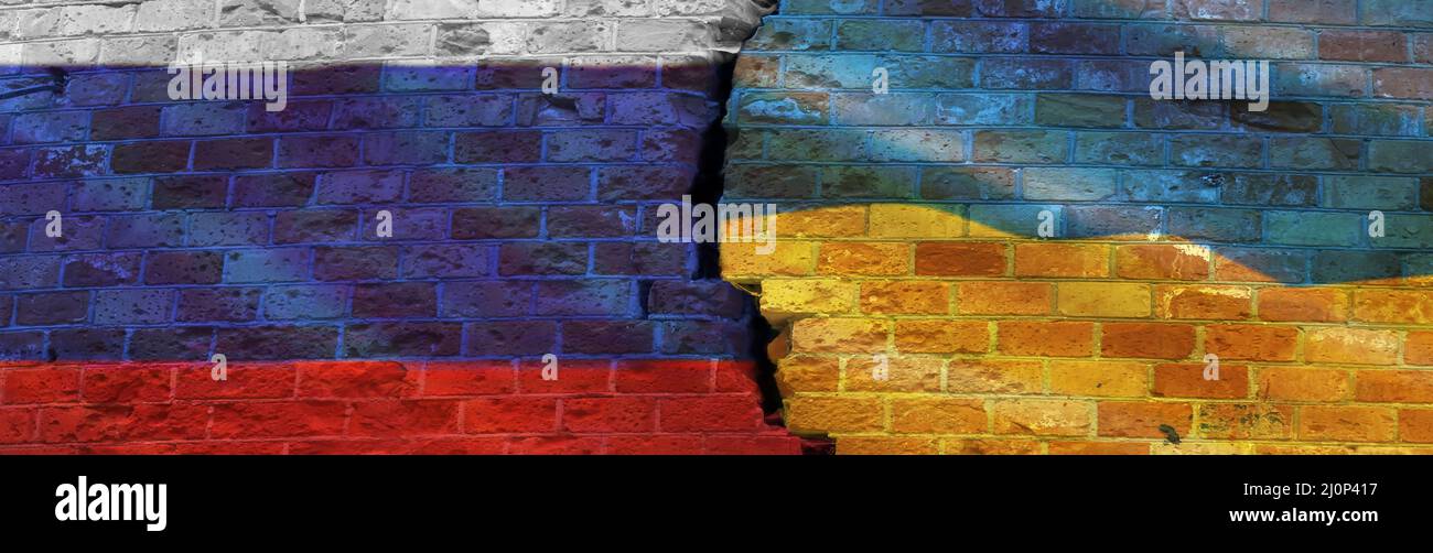 Bandiera di bandiere di Ucraina e Russia su un muro di mattoni spaccato. Concetto di conflitto militare tra Ucraina e Russia. Foto Stock