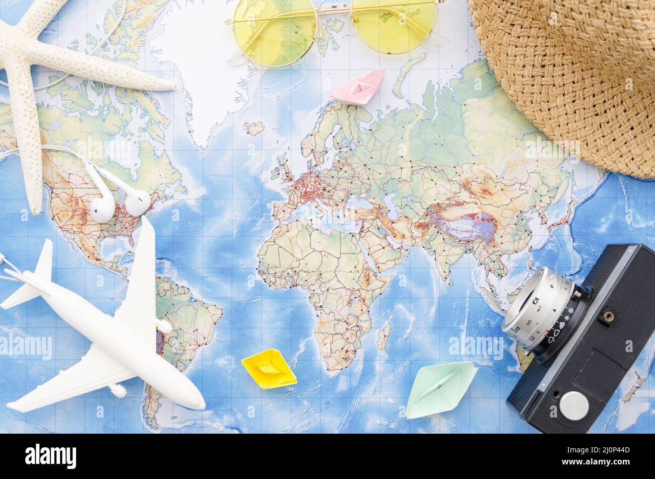 Mappa del mondo con fotocamera giocattolo stelle marine aereo. Alta qualità e risoluzione bellissimo concetto di foto Foto Stock
