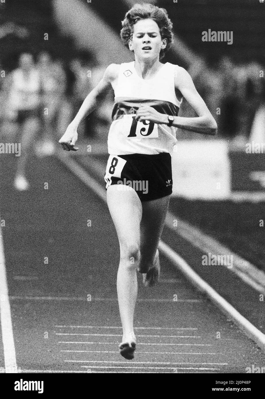Zola Budd Athlete che corre a piedi nudi in un incontro di atletica, 27th aprile 1984. Foto Stock