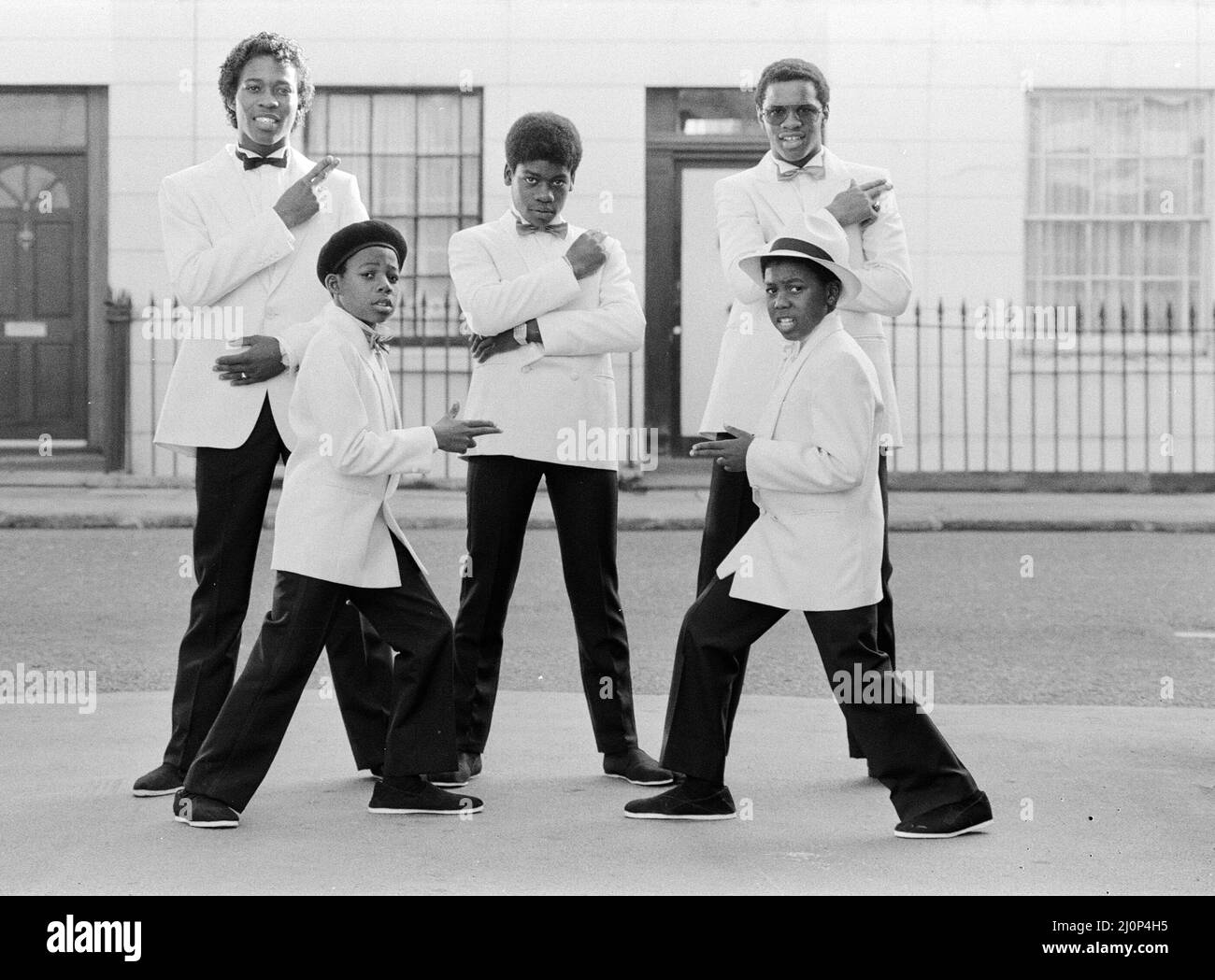 Musical Youth, British Jamaican pop / gruppo reggae, che stanno attualmente registrando il video per il loro ultimo singolo intitolato '007', nella foto del 10th ottobre 1983. I membri del gruppo sono: Freddie Waite a.k.a. Junior, Dennis Seaton, Patrick Waite, Michael Grant & Kelvin Grant *** Local Caption *** Freddie Waite Junior Joir Dennis Seaton Patrick Waite Michael Grant Kelvin Grant Foto Stock