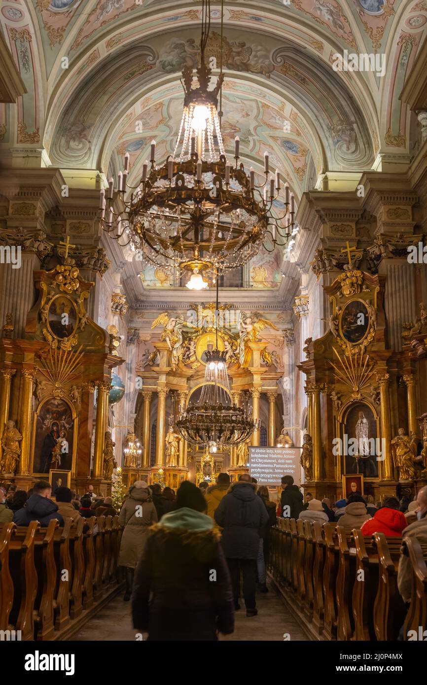 Persone che partecipano alla messa serale nella Chiesa di Sant'Anna a Varsavia, in Polonia. Foto Stock