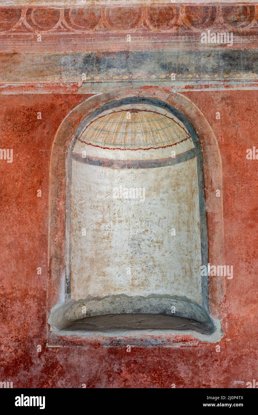 Nicchia ad arco in muratura rossa all'interno della Casa di Julia Felix (Praedia di Giulia Felix) nell'antica città di Pompei a Pompei, Italia. Foto Stock